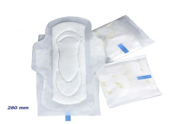 O PE branco Backsheet voou almofadas sanitárias Hypoallergenic para o sangramento pesado